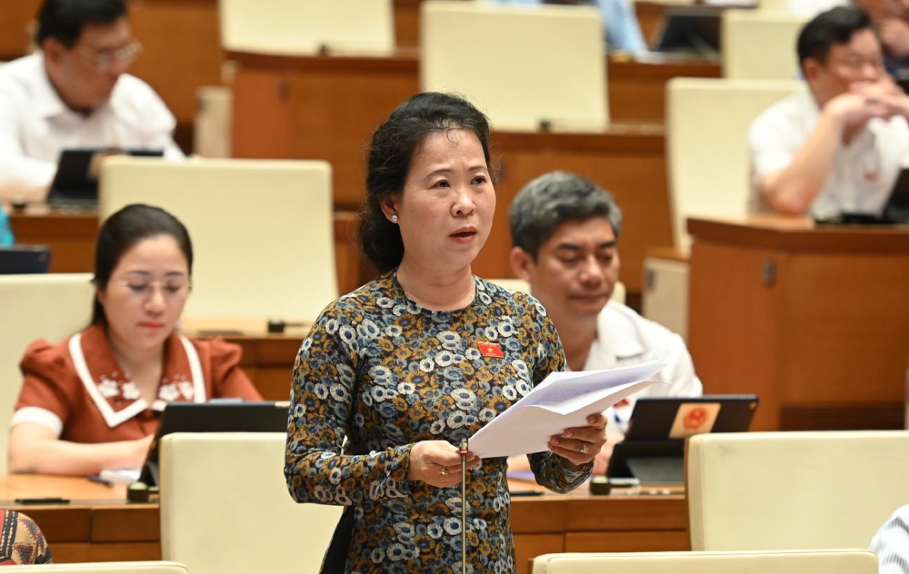 National Assembly delegate To Ai Vang proposed 2 more groups of subjects to be supported with 100% salary coefficient. Photo: Pham Dong