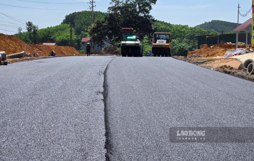Mat duong mot so doan tuyen dang gap rut tham nhua. Anh: Nguyen Hoan.