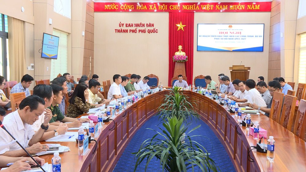 Delegates listened to reports on the implementation plan of works and projects to serve the 2027 APEC Conference in Phu Quoc City. Photo: Nam Phuong