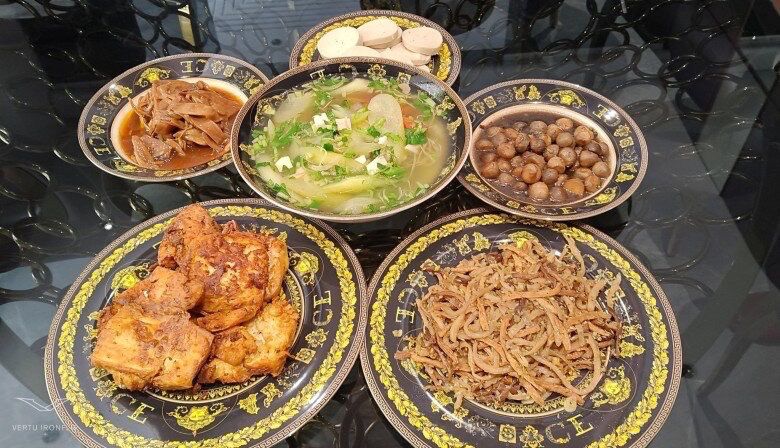 Cac bua com ong xa chuan bi cho Viet Huong va con gai. Anh: Nghe si cung cap.
