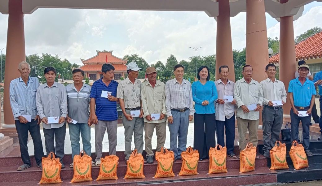 Lãnh đạo LĐLĐ tỉnh Sóc Trăng trao quà cho đoàn viên, người dân có hoàn cảnh khó khăn. Ảnh: LĐLĐ tỉnh Sóc Trăng