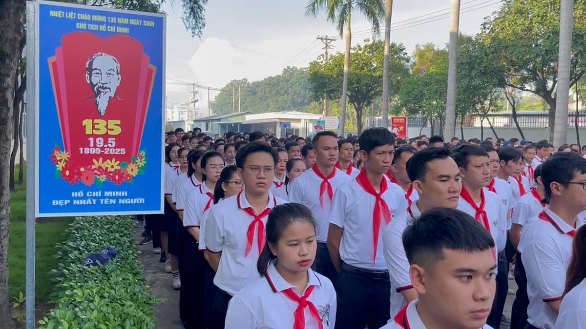 Binh Duong workers learn and follow Uncle Ho's shining example to produce more effectively. Photo: Dinh Trong