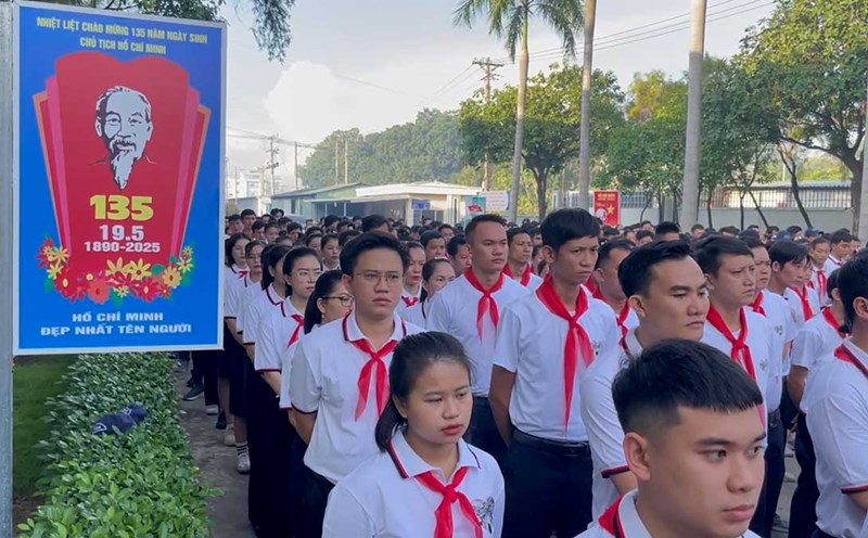 Binh Duong workers learn and follow Uncle Ho's shining example to produce more effectively. Photo: Dinh Trong