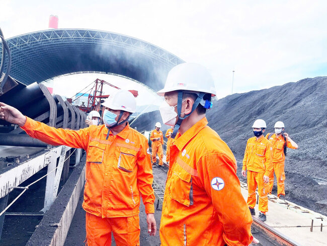 Hưởng ứng Tháng hành động về An toàn, vệ sinh lao động năm 2025, Giám đốc Nhà máy Nhiệt điện Vĩnh Tân 4 Vũ Thanh Hải trực tiếp dẫn đầu đoàn kiểm tra tại các khu vực sản xuất trọng yếu, nhằm nâng cao ý thức và xây dựng văn hóa an toàn trong toàn đơn vị. Ảnh: Bình Minh