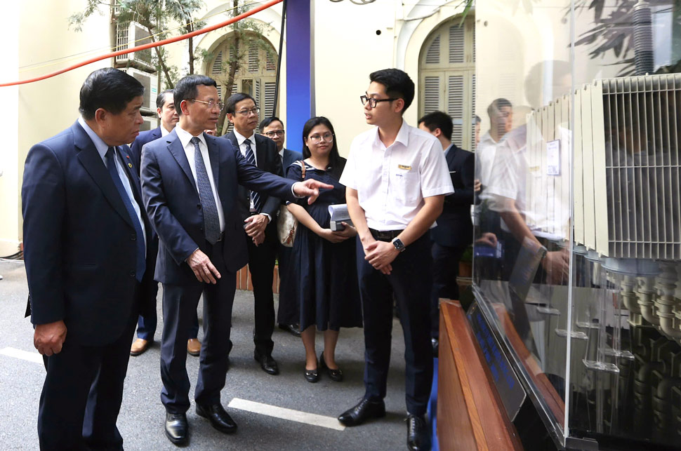 Cac dai bieu tham quan Trien lam thanh tuu Khoa hoc cong nghe, doi moi sang tao va chuyen doi so. Anh: Hao Thien