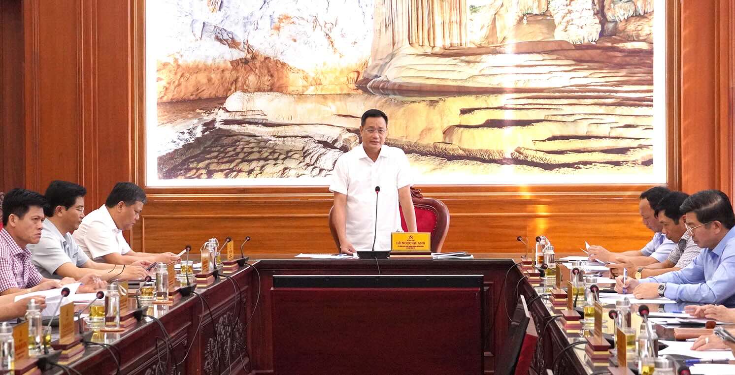 Mr. Le Ngoc Quang - Secretary of the Quang Binh Provincial Party Committee spoke at the meeting to discuss solutions to arrange and assign cadres after the merger. Photo: Phuong Hai