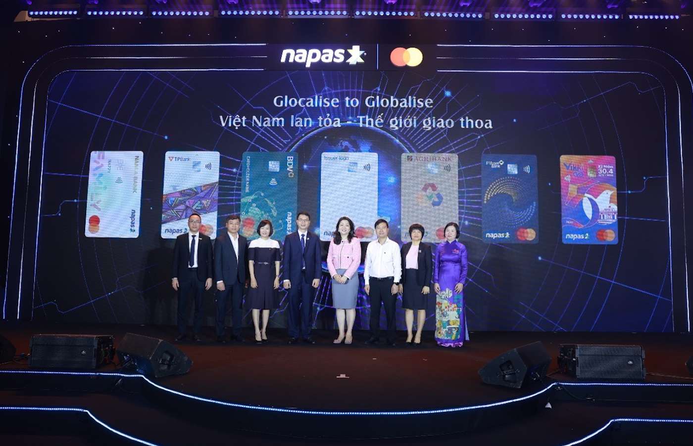 Lanh dao NAPAS, Mastercard va dai dien 6 ngan hang phat hanh the dong thuong hieu. Anh: Napas