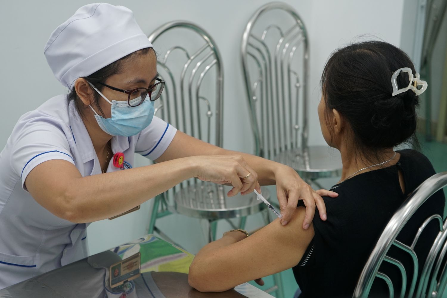 Tiem phong vaccine zona than kinh giup giam nguy co mac benh, han che tai phat va ngan ngua bien chung nguy hiem. Anh: Thanh Chan