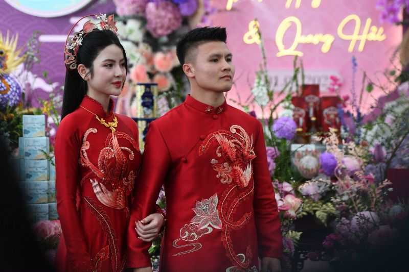 Quang Hai and Chu Thanh Huyen at their 2024 engagement ceremony. Photo: An Nguyen