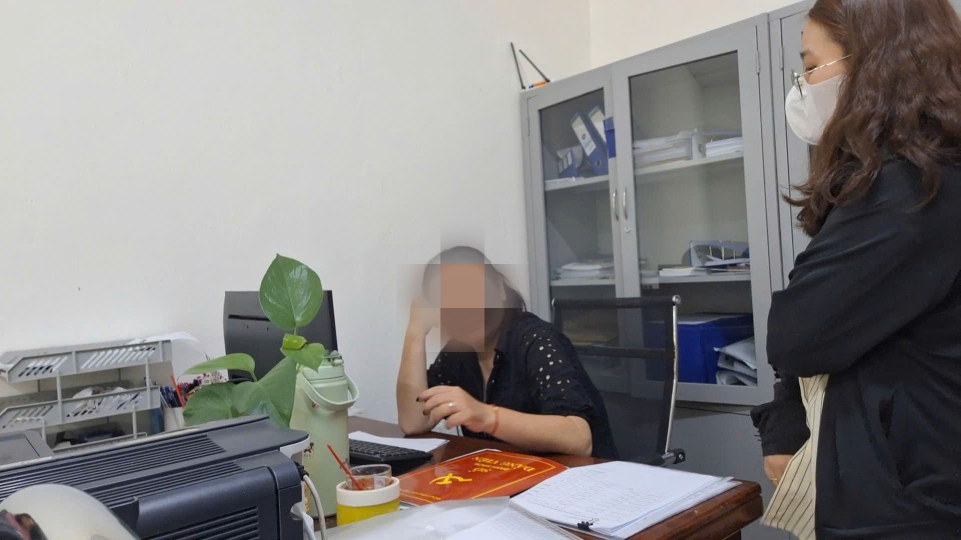 Sinh viên hệ đào tạo trực tuyến tìm đến phòng Đào tạo Trường Cao đẳng Kinh tế Công nghệ Hà Nội hỏi về việc khi nào có thể quay trở lại học. Ảnh: PV