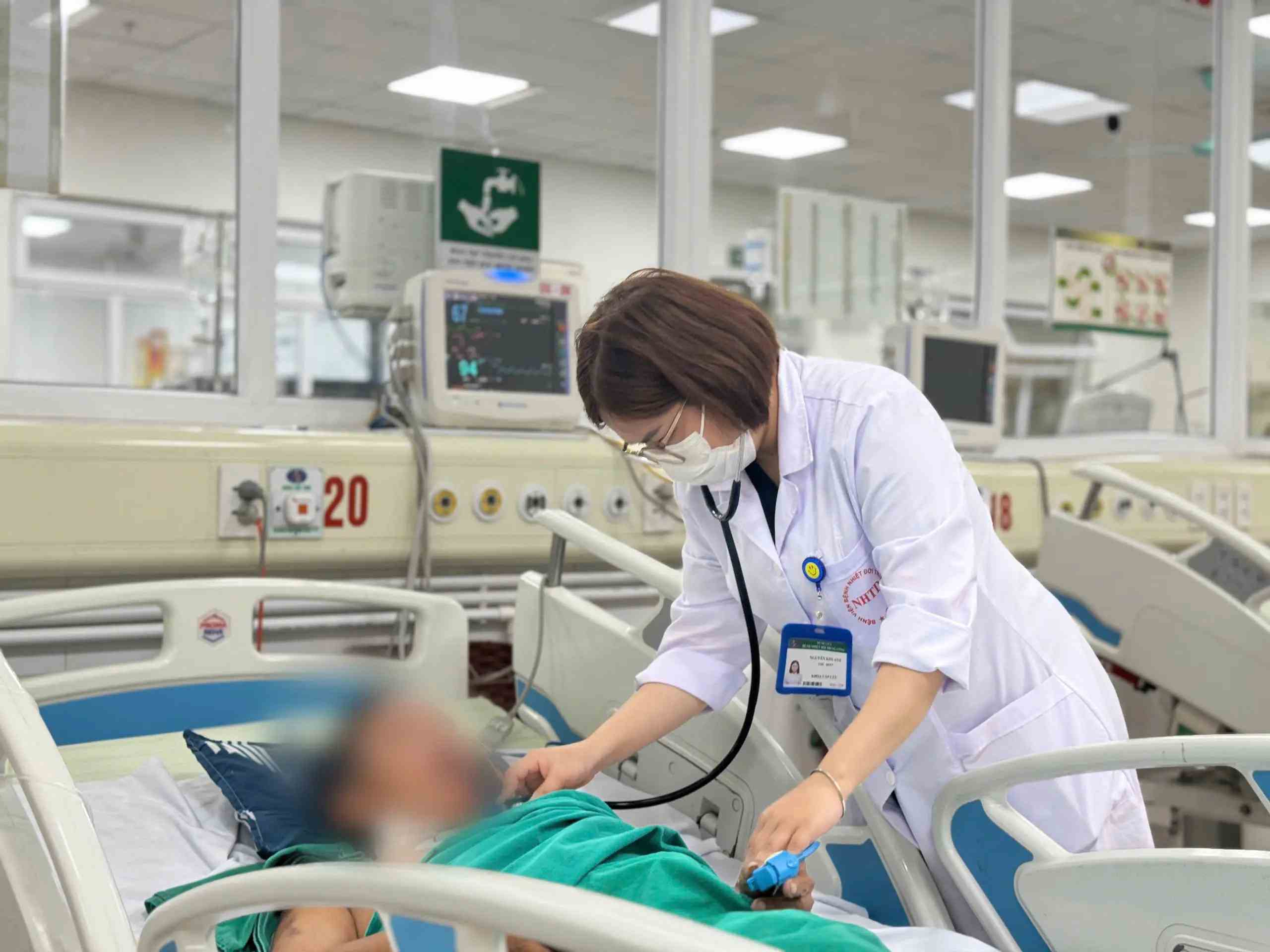 Los medicos examinan a los pacientes con meningitis hongal critica en la cirrosis alcoholica. Foto: Thanh Dang