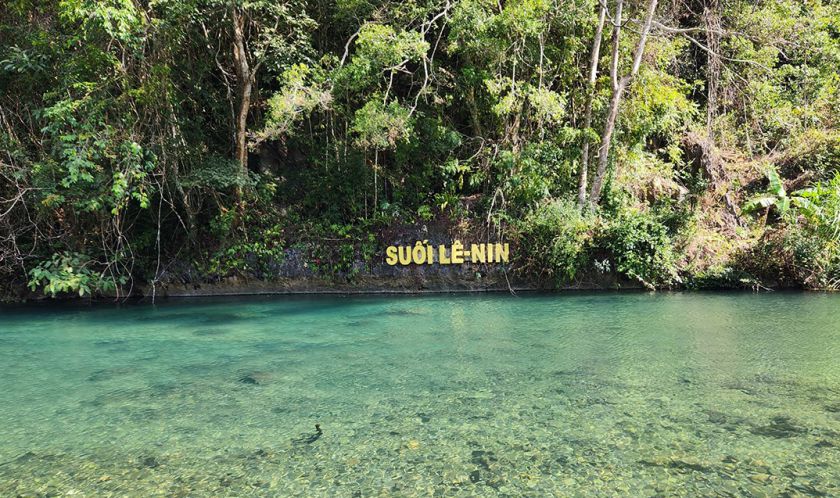 Suoi Le-Nin van hien hoa chay mai nhu mach nguon cach mang. 