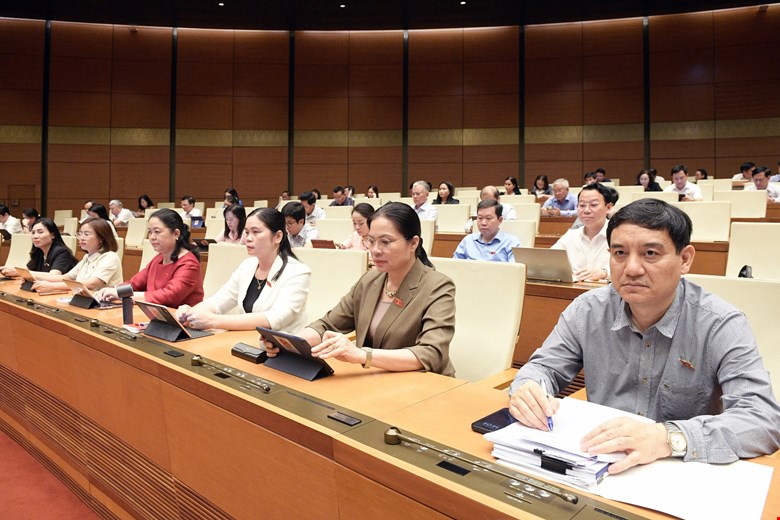 Báo cáo nêu rõ việc thu ngân sách vượt dự toán góp phần thực hiện cải cách tiền lương. Ảnh: Quochoi.vn
