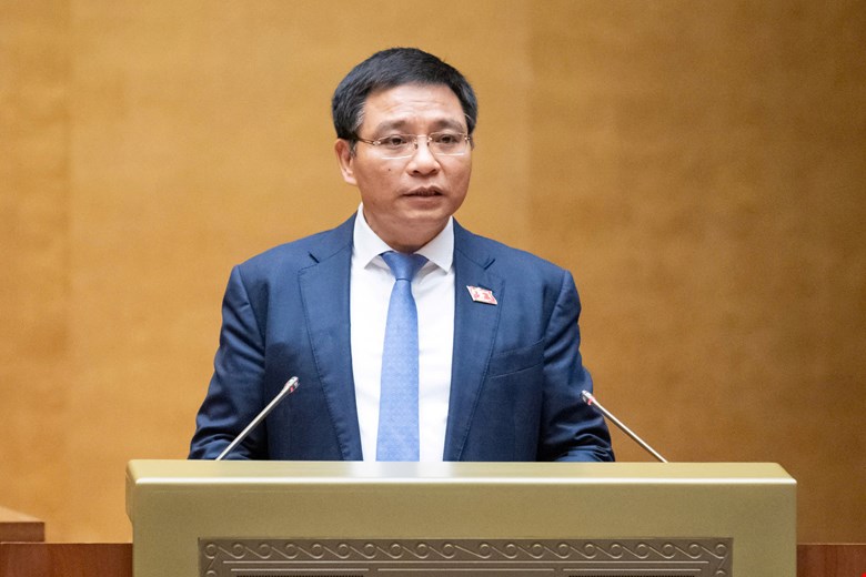 Minister of Finance Nguyen Van Thang presented the state budget settlement report for 2023. Photo: Quochoi.vn