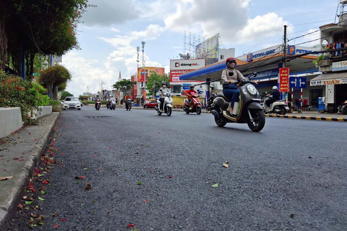 Duong Nguyen Trai da duoc tham nhua bang phang. Anh: Ta Quang