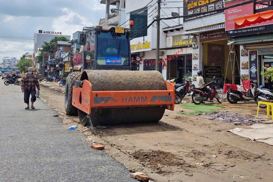 Thiet bi may moc dang thi cong tai duong Tran Van Hoai. Anh: Ta Quang