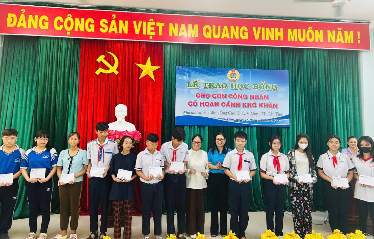Các em học sinh là con công nhân có hoàn cảnh khó khăn được nhận học bổng trong Tháng Công nhân. Ảnh: LĐLĐ quận Ô Môn