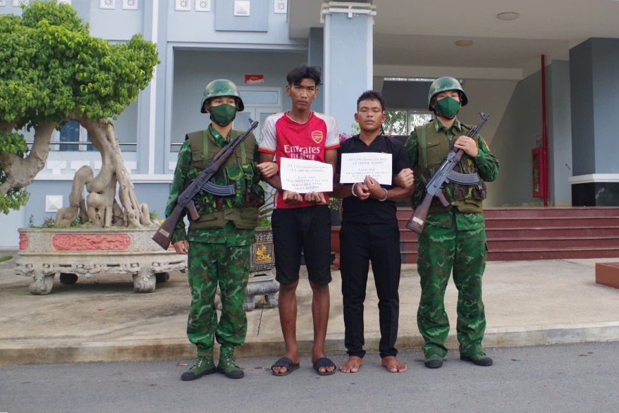 Border Guard caught two subjects red-handed illegally storing drugs. Photo: Border Guard