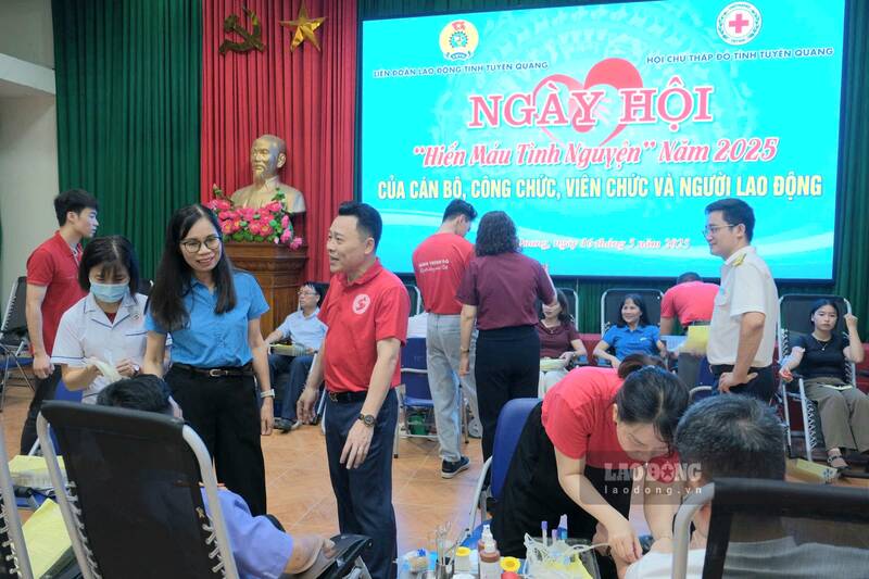 Dong dao doan vien cong doan tham gia ngay hoi hien mau. Anh: Lam Thanh