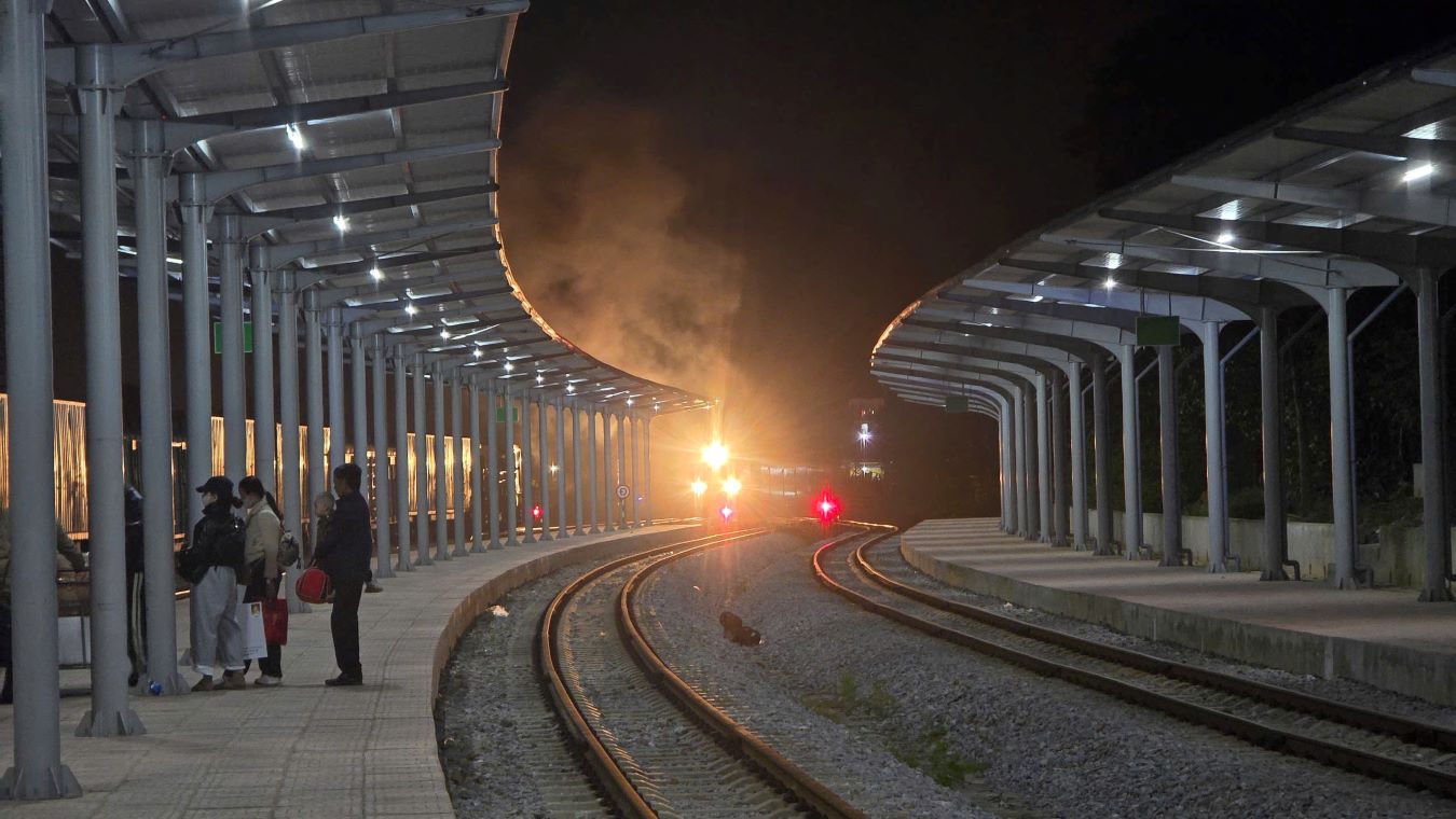 Los pasajeros se preparan para abordar un tren en la estacion Dong Ha. Foto: Colgada