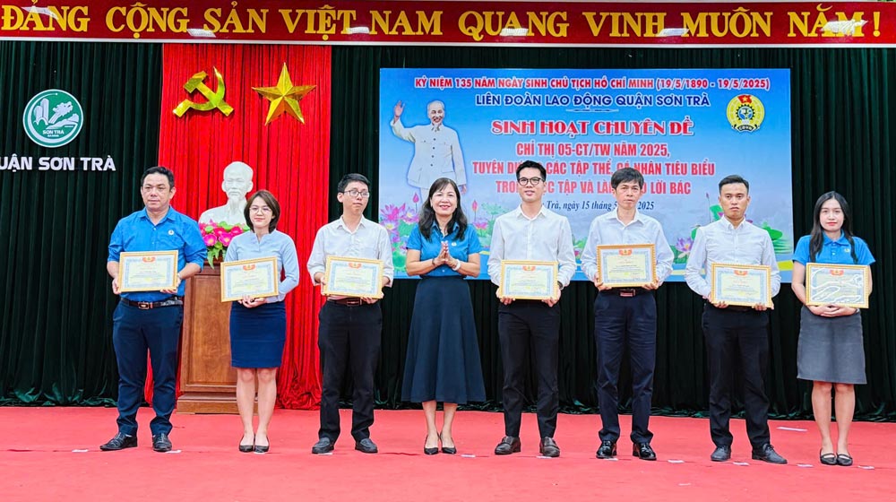 El sindicato de la Union de Trabajo del Distrito de Son Tra, Da Nang City ordena y recompensa a 34 colectivos e individuos con logros sobresalientes en el aprendizaje y siguiendo la ideologia, la moralidad y el estilo de Ho Chi Minh. Foto: Tra Van