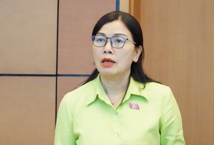 dai bieu Nguyen Thi Xuan - Doan Dai bieu Quoc hoi tinh Dak Lak kien nghi tang muc phat tien vi pham hanh chinh linh vuc an toan giao thong duong bo. Anh: Van Trang
