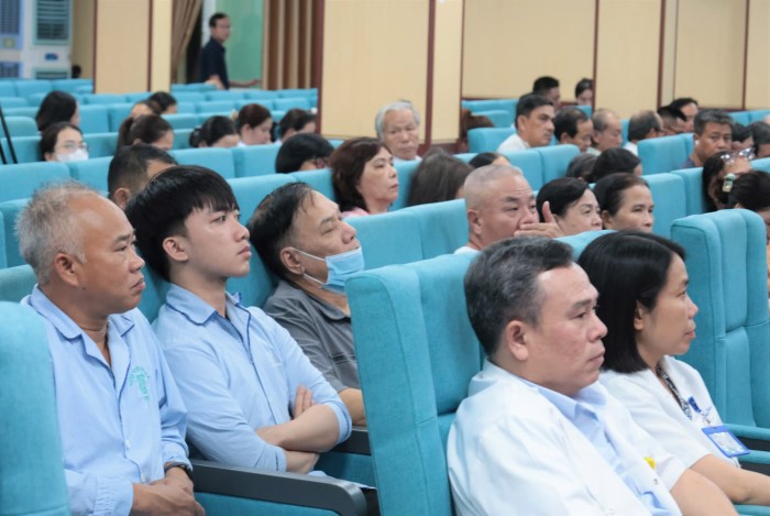 Dong dao nguoi dan, benh nhan tang huyet ap, benh tim mach tham du hoi thao va le ra mat CLB “Tang huyet ap - Benh tim mach“. Anh: Song Han