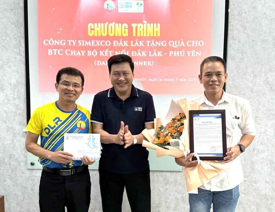 Lanh dao Simexco Daklak tang