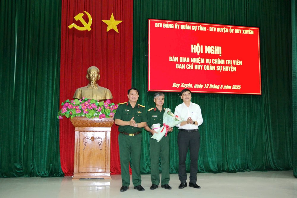 Thuong ta Nguyen Van Thanh duoc nghi huu theo che do. Anh: quangnam.gov.vn