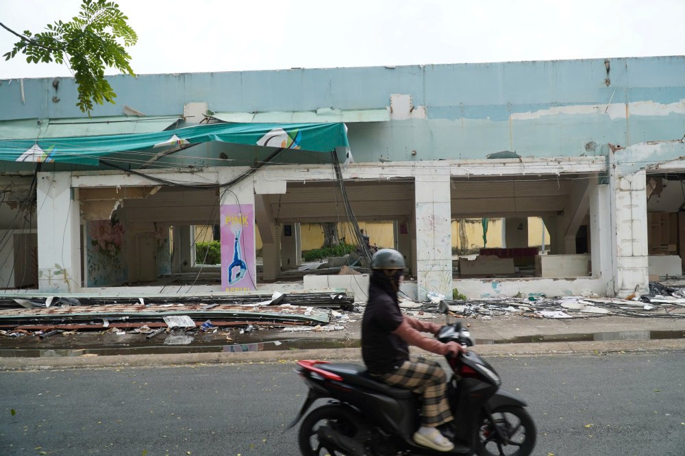 Canh tuong ngon ngang sat thep, gach da cho thay su tan lui ro ret cua san khau tuoi doi 30 nam. Anh: Anh Tu