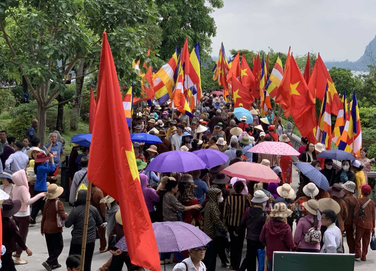 Rat dong nguoi dan co mat o chua Tam Chuc de doi xa loi Duc Phat. Anh: Luong Ha