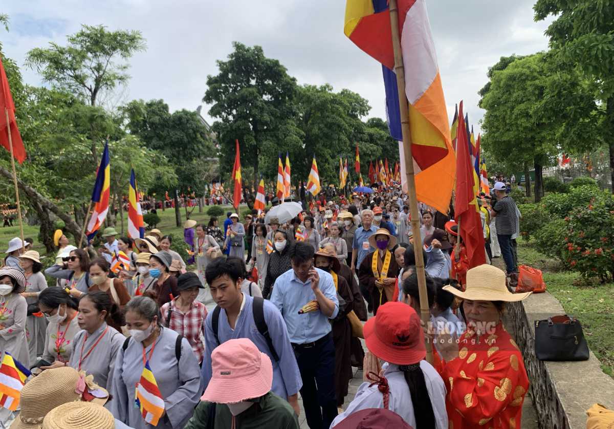 El flujo de personas acudio en masa a Tam Chuc Pagoda (provincia de Ha Nam) para adorar al Buda. Foto: Luong ha