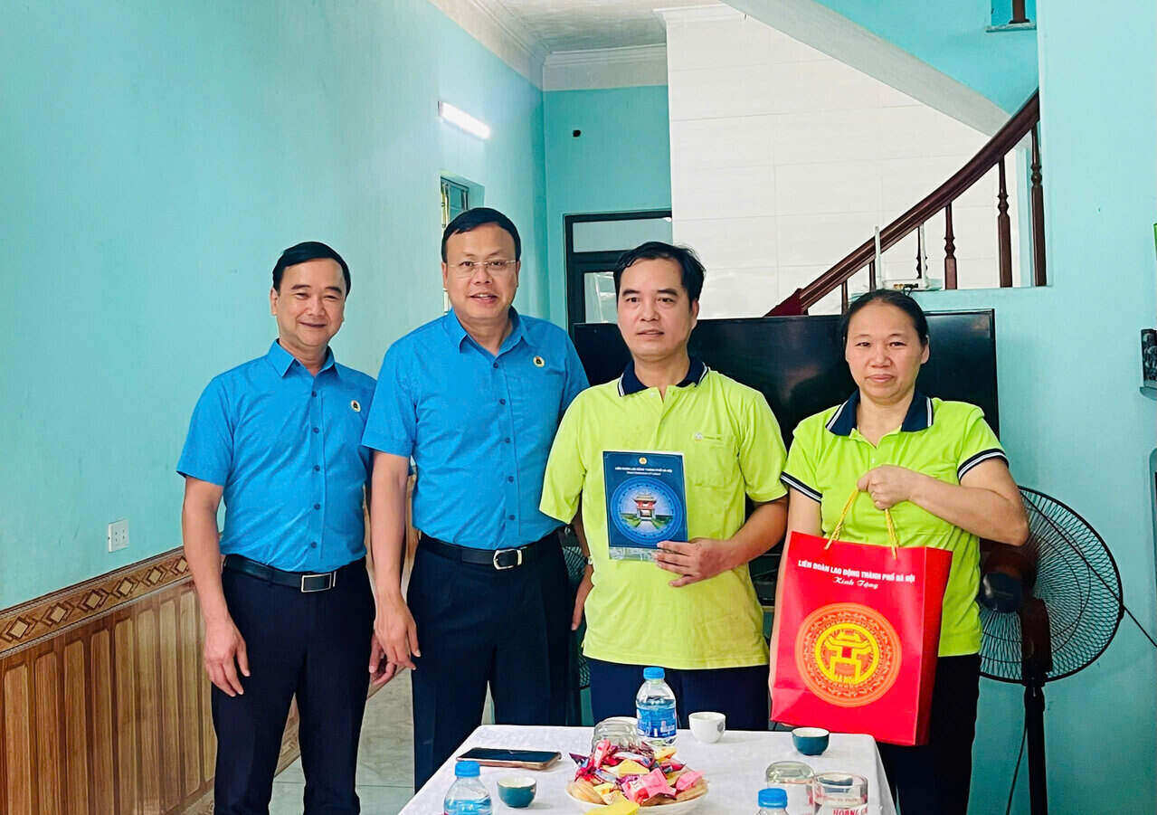Mr. Pham Quang Thanh (2nd, from left) visited and presented support to Mr. Nguyen The Toan - a worker who had a work accident. Photo: Ngoc Anh