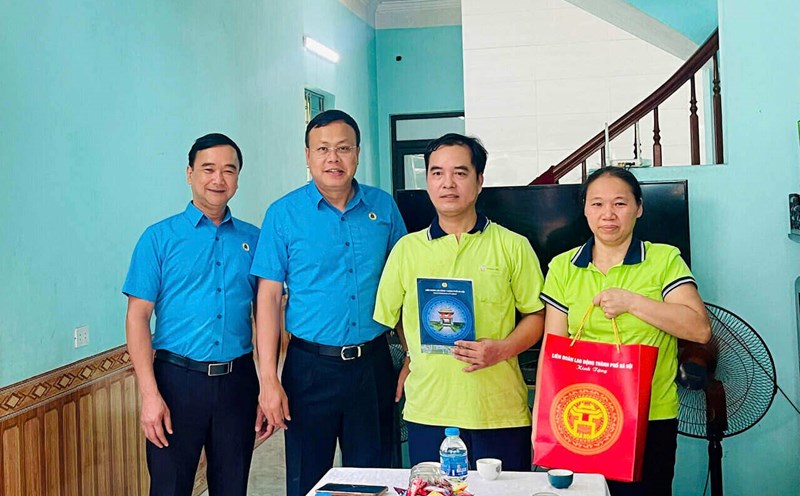 Mr. Pham Quang Thanh (2nd, from left) visited and presented support to Mr. Nguyen The Toan - a worker who had a work accident. Photo: Ngoc Anh
