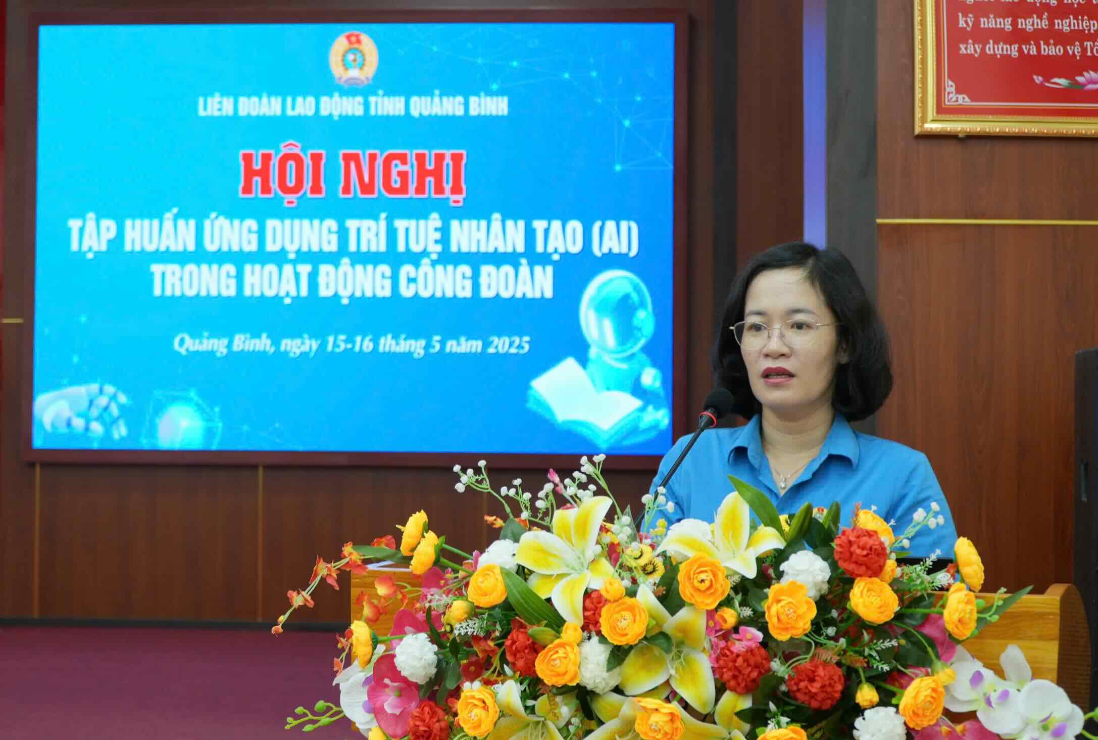Dong chi Dinh Thi Ngoc Lan – Chu tich LDLD tinh Quang Binh phat bieu tai buoi tap huan. Anh Xuan Hanh