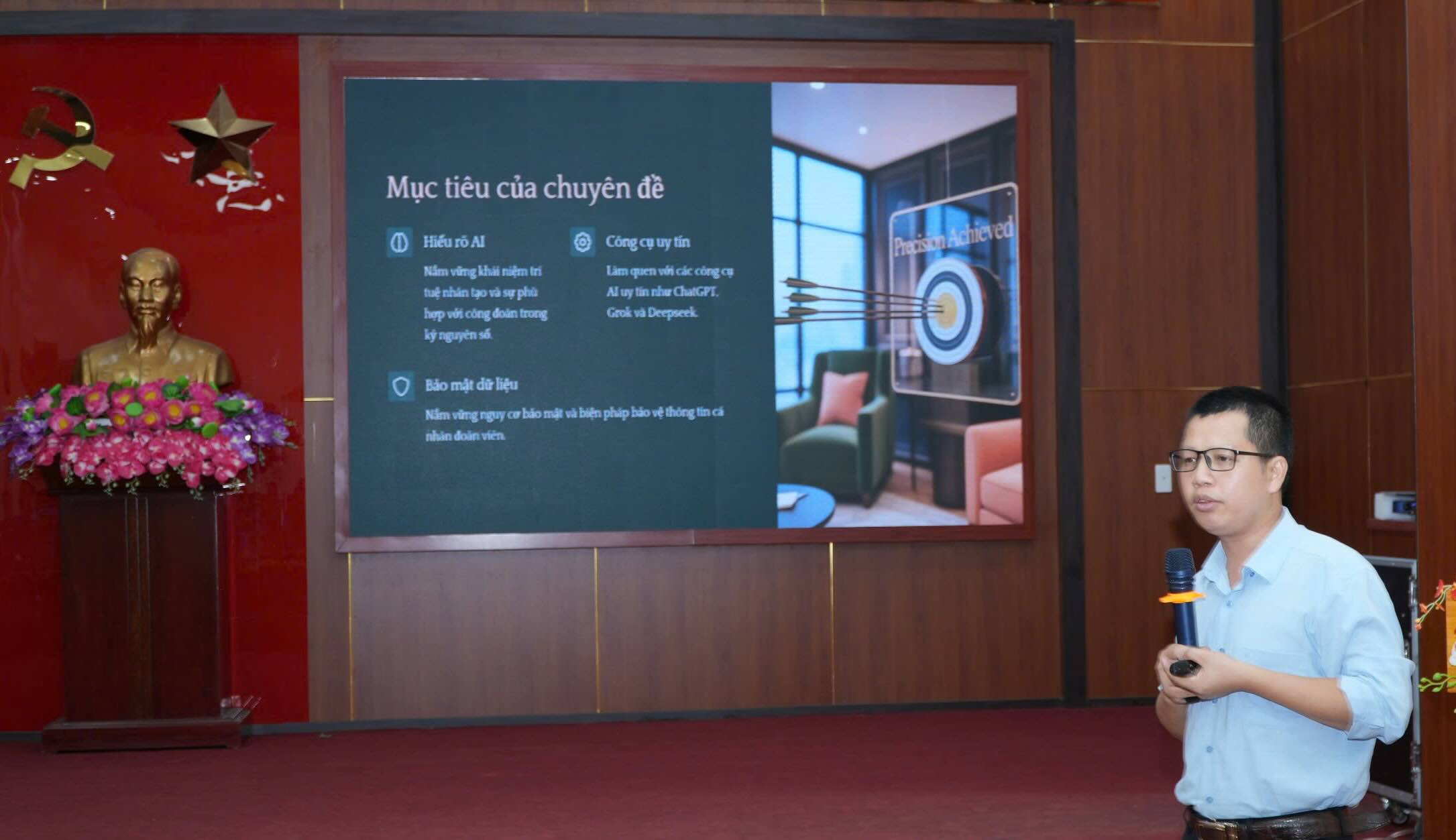 Quang Binh trains on the application of artificial intelligence in trade unions. Photo: Xuan Hanh