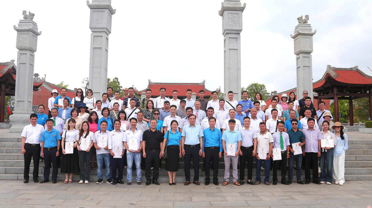Workers in the Hanoi Transport sector have achieved the title of Good Workers and outstanding individuals in studying and working under Uncle Ho. Photo: Hai Yen