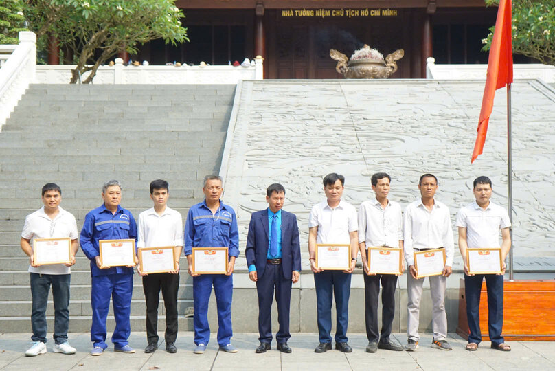 Sr. Nguyen Xuan Hoan - Presidente de Hanoi Sindicato de Agricultura y Desarrollo Rural - Certificados de merito otorgados a personas que lograron el titulo de buen trabajador en 2025, una de las actividades significativas del mes de los trabajadores. Foto: Thanh Thuys