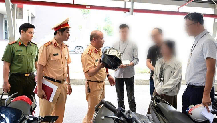 The Traffic Police Department of Hai Phong Police issued a traffic safety warning at Trang Due Industrial Park. Photo: Hai Phong Police