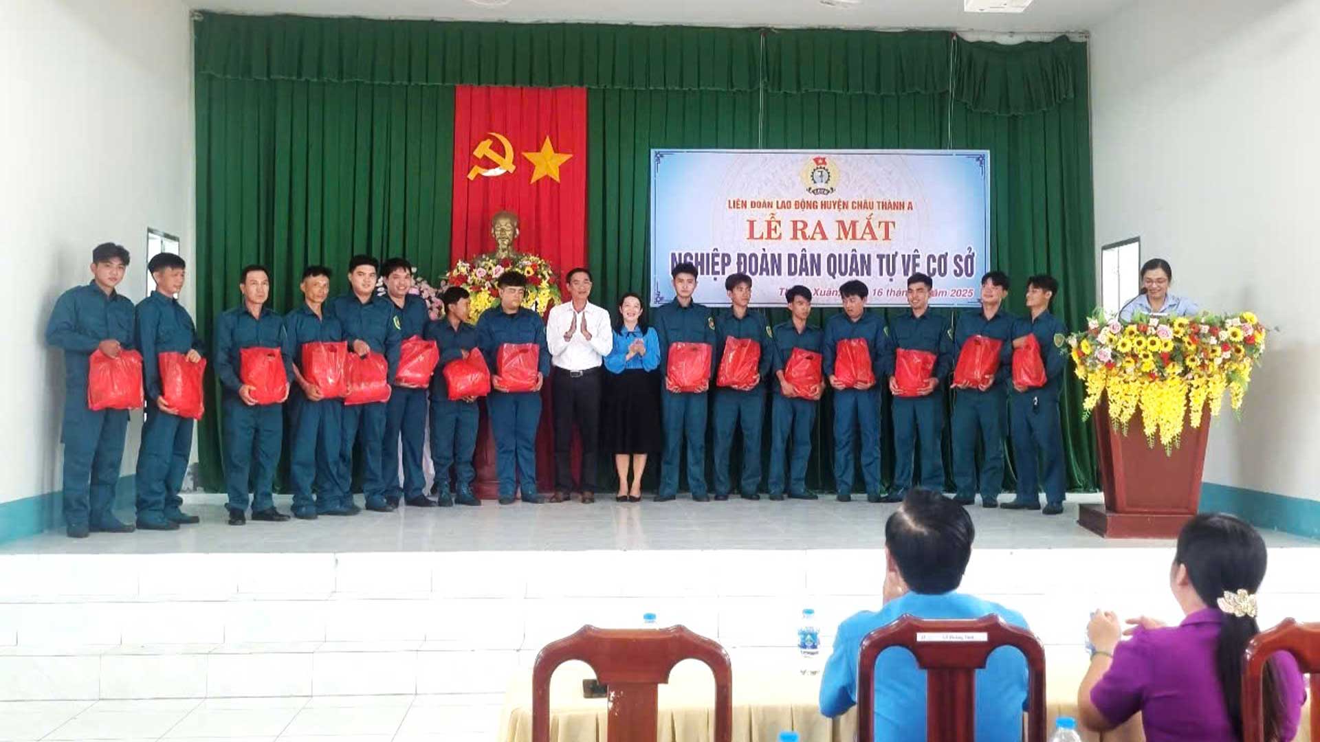 Chau Thanh A District Labor Federation admitted 1,032 union members who are grassroots militia and self-defense forces for 2 days, May 15-16. Photo: Hau Giang Provincial Federation of Labor