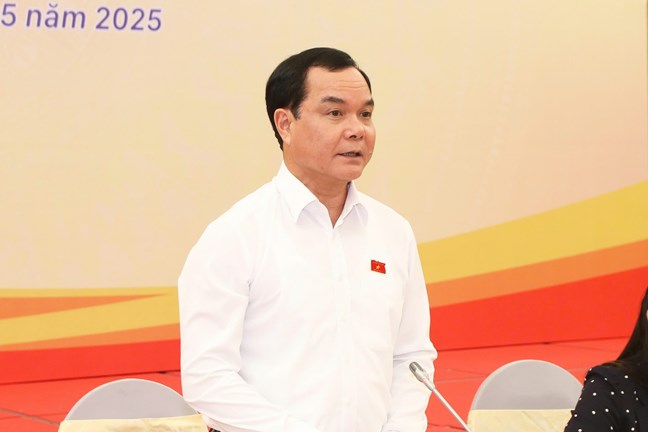 Ong Nguyen Dinh Khang, Uy vien Trung uong Dang, Chu tich Tong Lien doan Lao dong Viet Nam phat bieu tai hoi thao. Anh: Quang Vinh