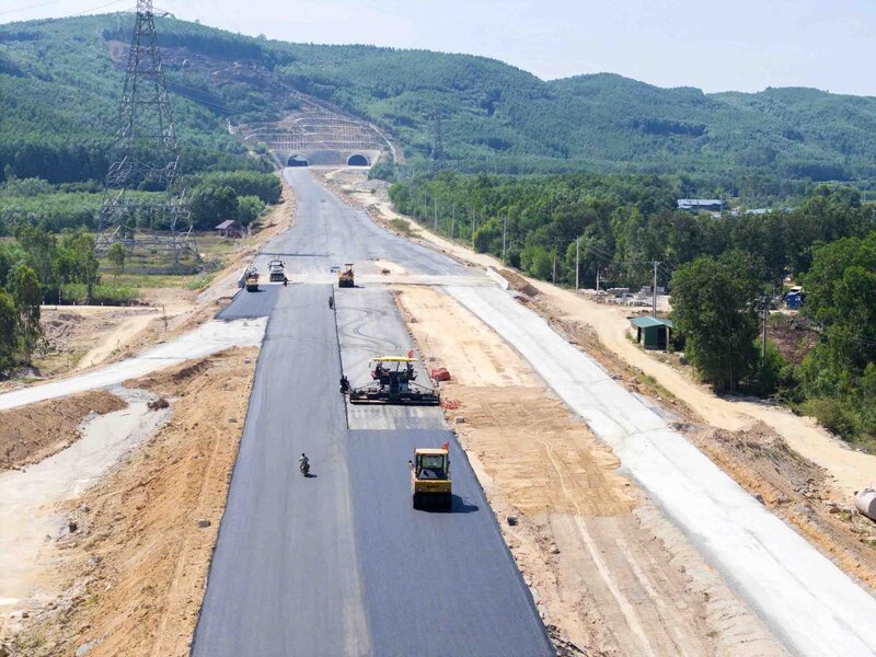 Quang Ngai - Hoai Nhon Expressway tiene una inversion total de mas de VND 20,400 mil millones. Foto: Vien Nguyen.
