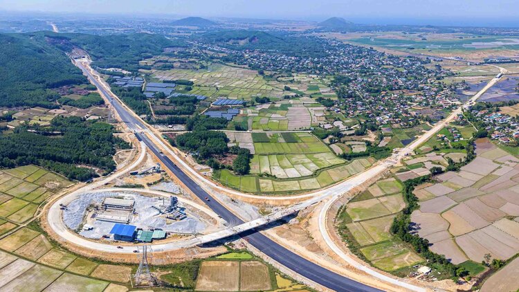 Cao toc Quang Ngai - Hoai Nhon co chieu dai 88km, di qua dia phan cac tinh Quang Ngai (60,3km) va Binh Dinh. Anh: Vien Nguyen.