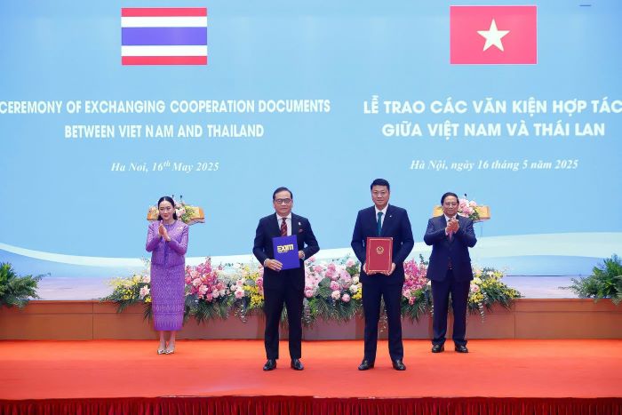 Ong Le Ngoc Lam - Tong Giam doc BIDV va ong Bundit Sapianchai - Quyen Tong Giam doc EXIM Thai Lan - dai dien 2 ngan hang trao Thoa thuan hop tac toan dien truoc su chung kien cua Thu tuong Chinh phu 2 nuoc. Anh: BIDV