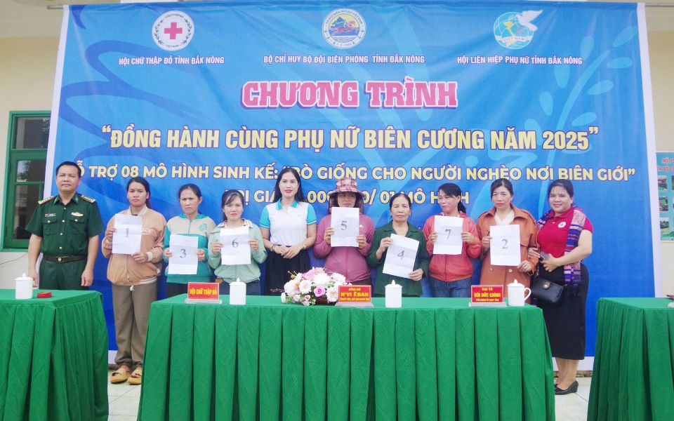 Le trao tang bo giong cho 8 ho dan kho khan vung bien gioi. Anh: Van Hoan