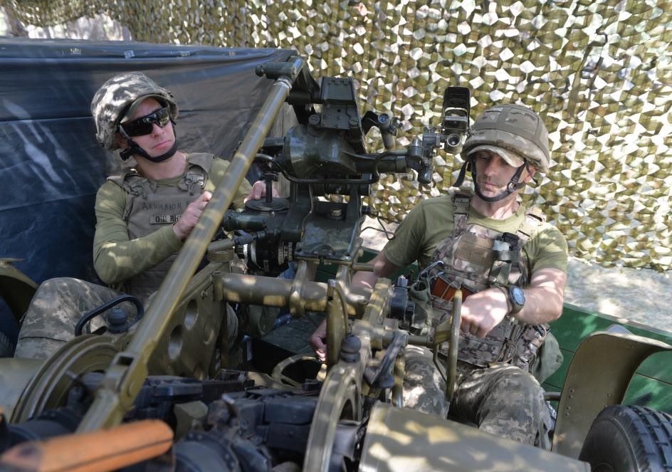 Los soldados ucranianos operan armas en el distrito de Kupyansk, Ucrania, 16 de agosto de 2023. Foto: Xinhua