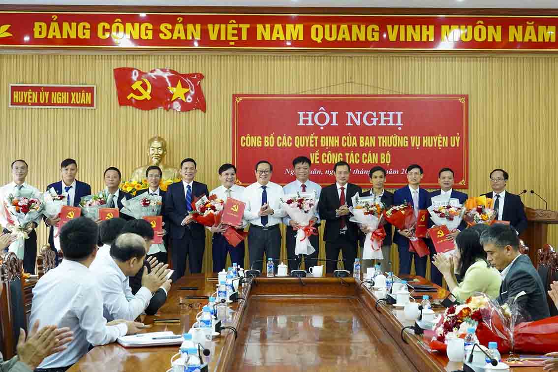 El acuerdo de los funcionarios despues de organizar e implementar el modelo de gobierno local de 2 niveles acaba de ser emitido por el Comite del Partido Provincial de Ha Tinh. En la foto por el distrito de Nghi Xuan (HA Tinh) publico una decision sobre la movilizacion y el nombramiento de funcionarios en diciembre de 2024. Foto: Duc Dong.