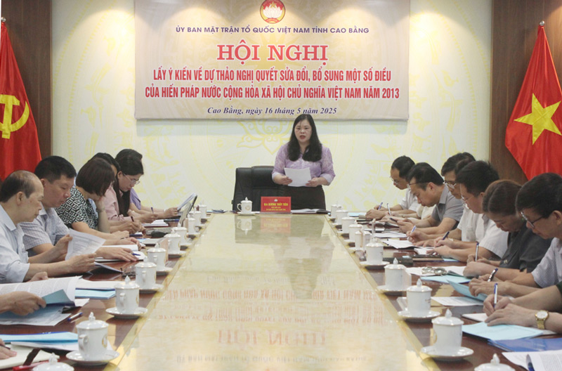 The Vietnam Fatherland Front Committee of Cao Bang province has just organized a public consultation on the 2013 amendment to the Constitution. Photo: Kim Thoa