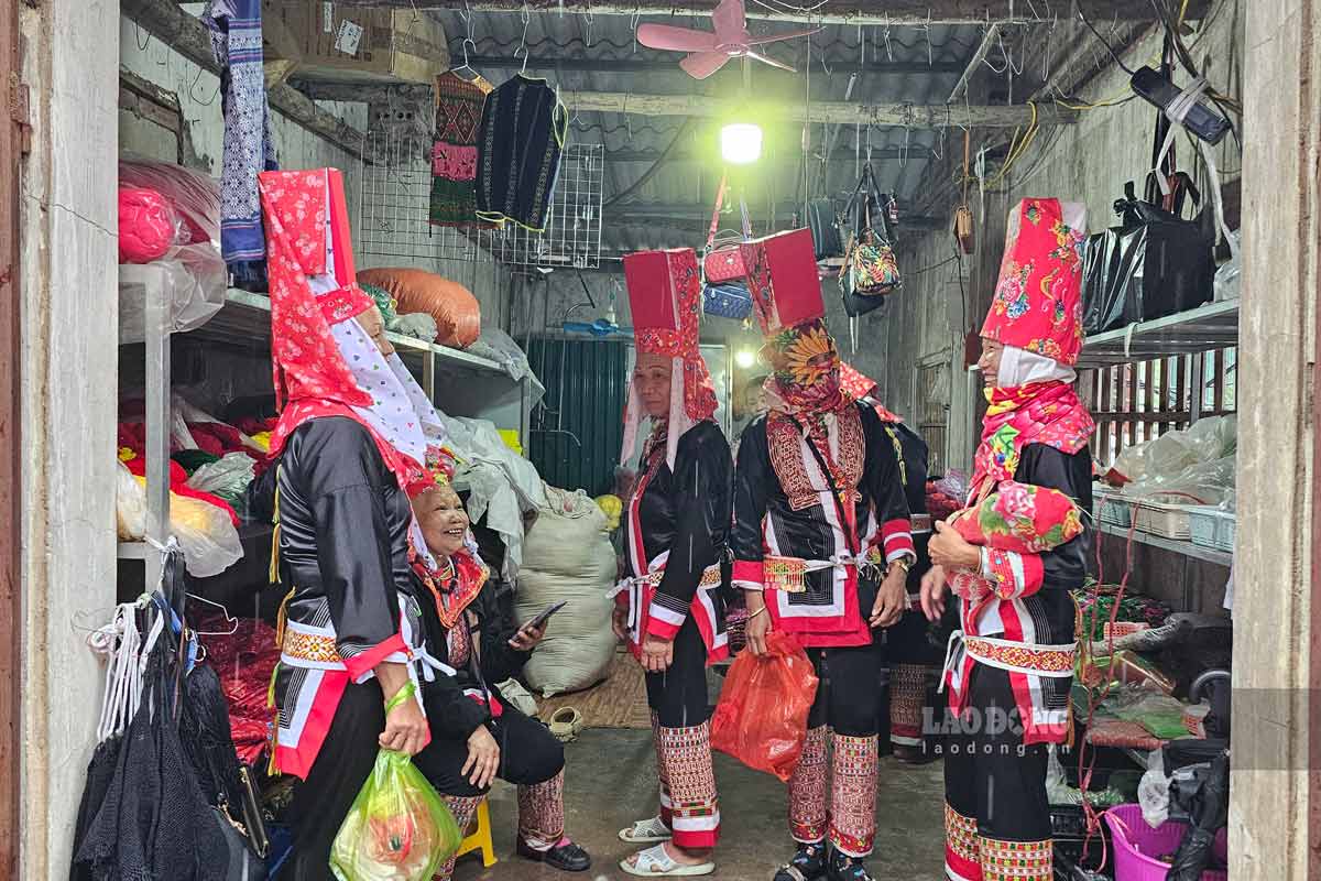 Quang canh tai 1 cua hang ban quan ao trong ngay Kieng gio tai xa Dong Van, huyen Binh Lieu. Anh: Doan Hung
