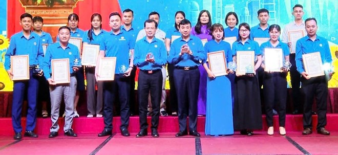 Biểu dương 52 cán bộ công đoàn cơ sở tiêu biểu tại Ninh Bình